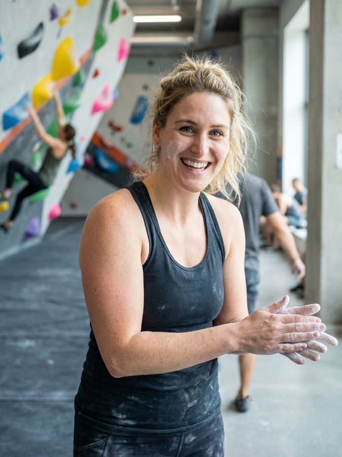 Na: AI-foto van Marlene in de boulderhal, sportief en herkenbaar