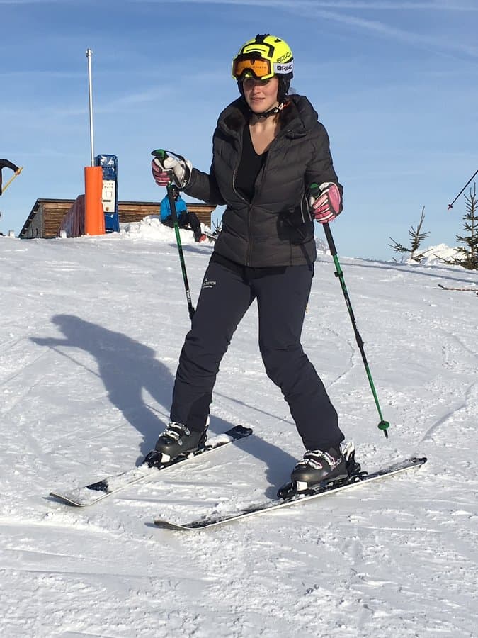 Voor: vakantiefoto op de skipiste, gezicht nauwelijks zichtbaar